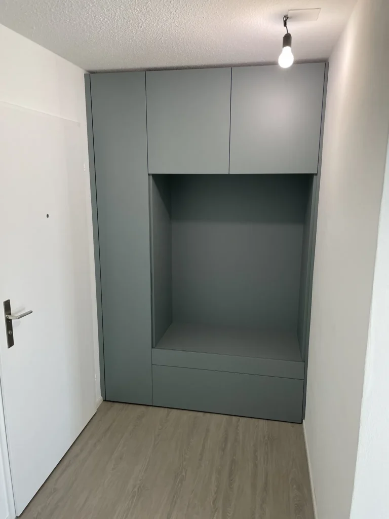 Graugrüner Garderobenschrank mit Sitznische und Oberschränken