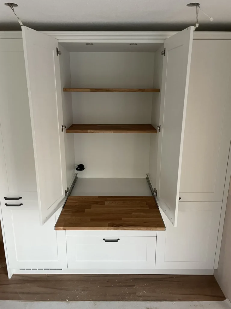 Weisser Schrank mit geöffneten Türen, Tablaren aus Holz und Auszug