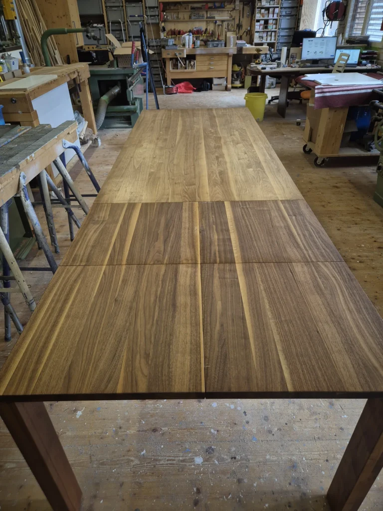 Langer Tisch aus dunklem Holz in der Werkstatt